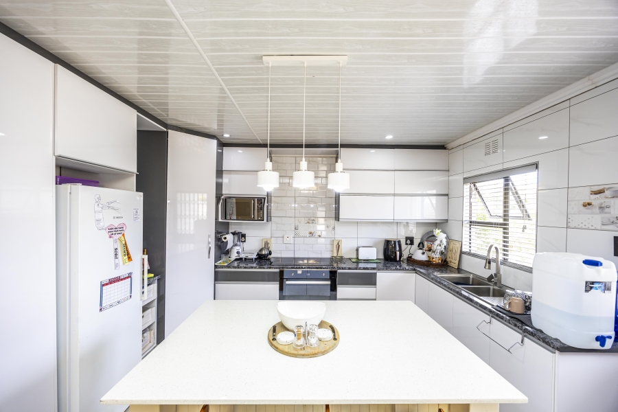 5 Bedroom Property for Sale in Beacon Bay North Eastern Cape